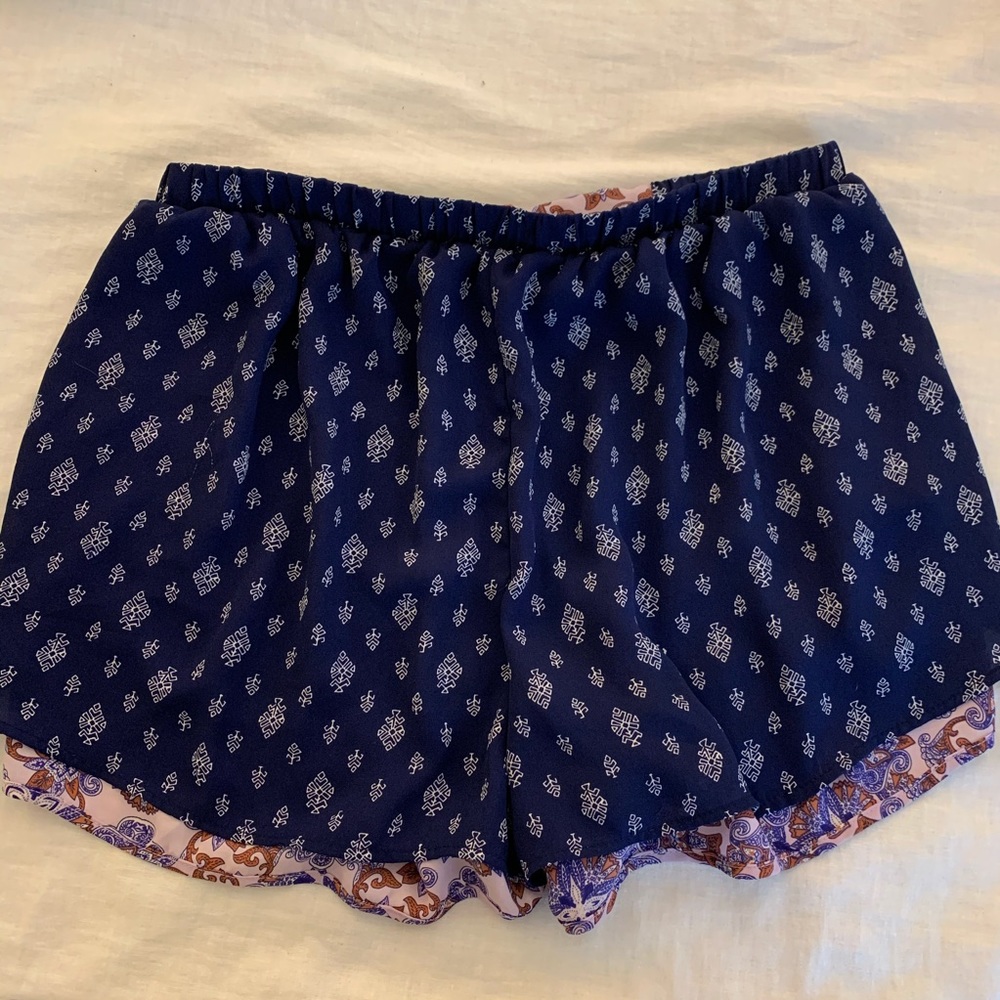Patterned flowy shorts - Picture 2 of 2
